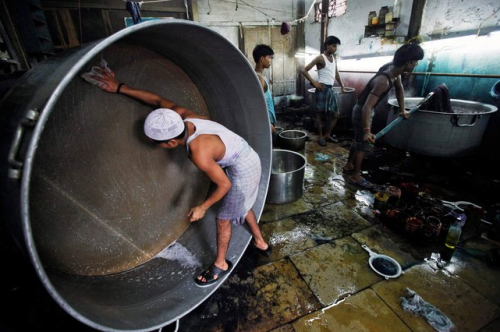  A fabric dyeing factory in Mumbai, India; as it appears in nytimes.com 